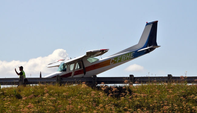 Cessna highway landing